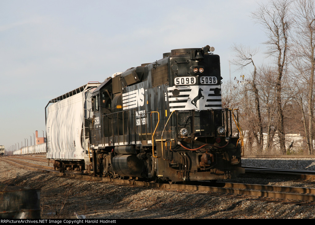 NS 5098 leads train PP05 up the yard lead